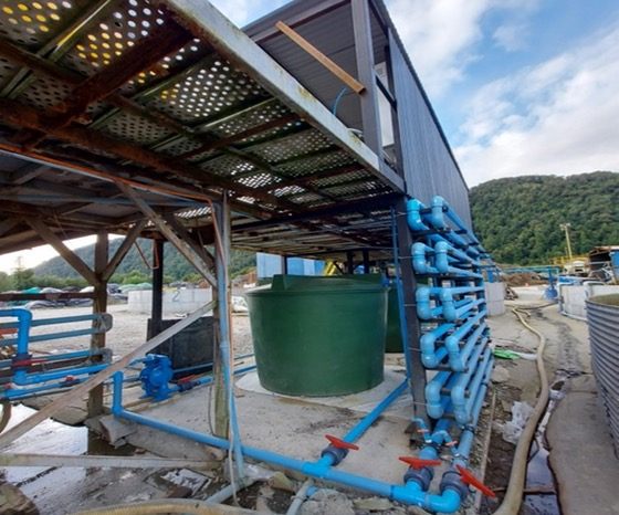 Planta de agua con estanques y tuberías hidráulicas azules