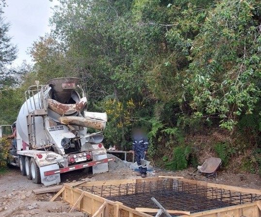 Obra civil con camión mixer y armadura para una nueva instalación