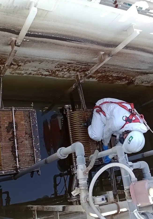 Trabajo técnico en una planta de tratamiento de aguas